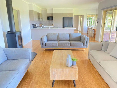 Farmhouse In The Heart Of Wine Country, 10 Minutes To Beach - Whitsundays Accommodation 1