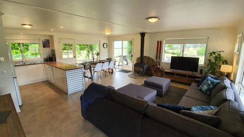 Feathertop Views - Whitsundays Accommodation 1