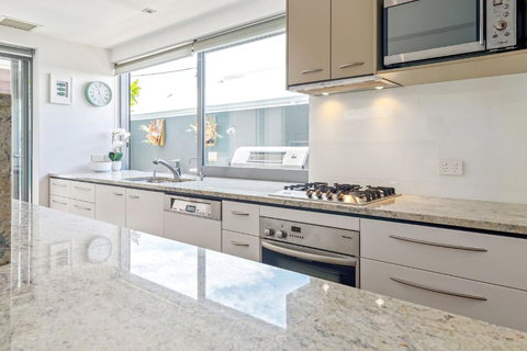 Ferguson St Family Home In Fabulous Location - Whitsundays Accommodation 2