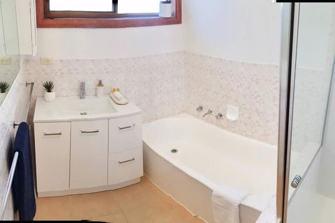 FERNLY BFast, WiFi Nflx AC Walk2Pizza Liquor Deli, - Whitsundays Accommodation 2