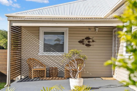 Fish Cottage Ulladulla - Linen Not Supplied - 3 Bedroom House - Sleeps 8 - Pet Friendly - Whitsundays Accommodation 3