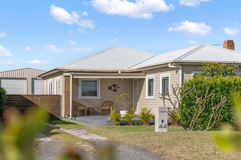 Fish Cottage Ulladulla - Linen Not Supplied - 3 Bedroom House - Sleeps 8 - Pet Friendly - Whitsundays Accommodation 1