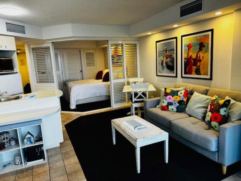 Five O Clock Somewhere - Whitsundays Accommodation 0