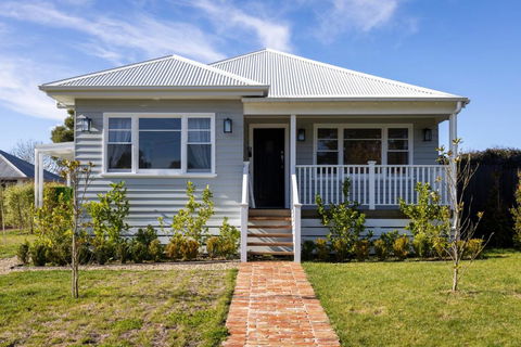 FOREST CORNER - 3 BEDROOM WEATHERBOARD, TRENTHAM - Whitsundays Accommodation 0