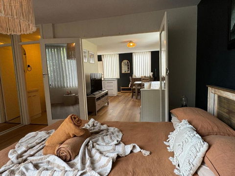 FORR64 - Cosy East Perth Retreat - Whitsundays Accommodation 3