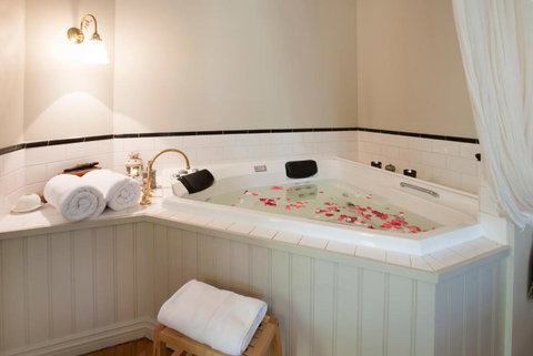 Fern Falls Cottages - Fern Cottage - Whitsundays Accommodation 3