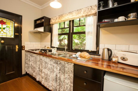 Fern Falls Cottages - Fern Cottage - Whitsundays Accommodation 4