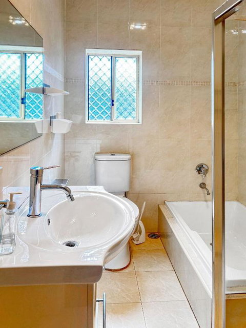 Family Retreat House 3 Bdrm With Parking Netflix Close To Train - Whitsundays Accommodation 4