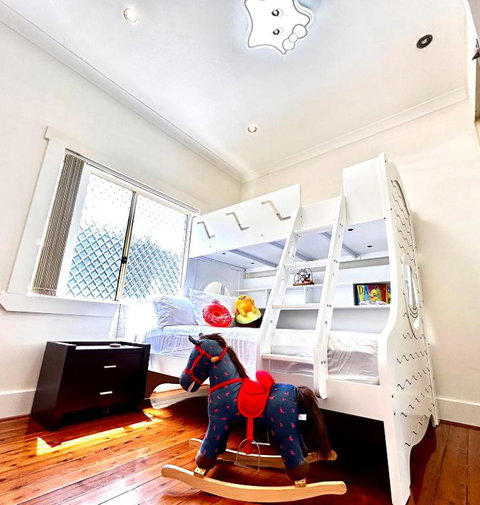 Family Retreat House 3 Bdrm With Parking Netflix Close To Train - Whitsundays Accommodation 1