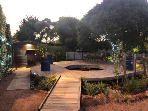 Gallery House Dwellingup - Whitsundays Accommodation 2