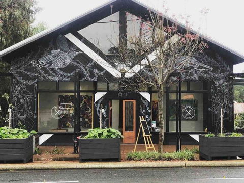 Gallery House Dwellingup - Whitsundays Accommodation 1