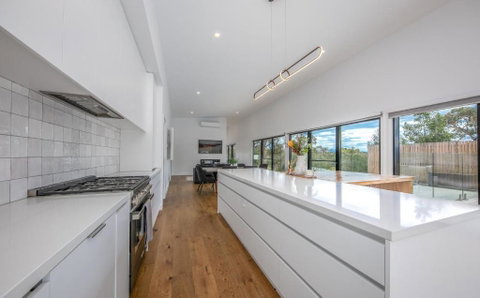 Glamour In Gisborne - With Spa! - Whitsundays Accommodation 2