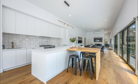 Glamour In Gisborne - With Spa! - Whitsundays Accommodation 3