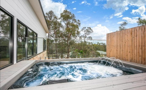 Glamour In Gisborne - With Spa! - Whitsundays Accommodation 0