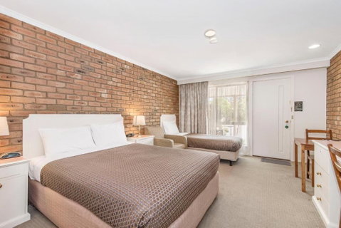 Golden Square Motor Inn - Whitsundays Accommodation 3