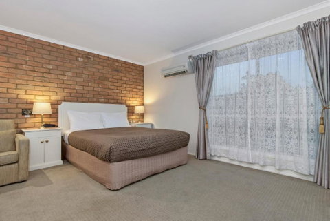 Golden Square Motor Inn - Whitsundays Accommodation 4