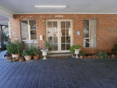 Golden Square Motor Inn - Whitsundays Accommodation 2