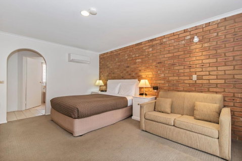 Golden Square Motor Inn - Whitsundays Accommodation 0