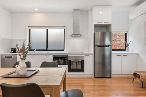 Gorgeous 3-Bed House With Spacious Shared Backyard - Whitsundays Accommodation 2
