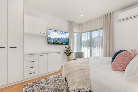 Gorgeous 3-Bed House With Spacious Shared Backyard - Whitsundays Accommodation 3