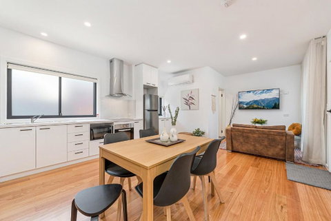Gorgeous 3-Bed House With Spacious Shared Backyard - Whitsundays Accommodation 1