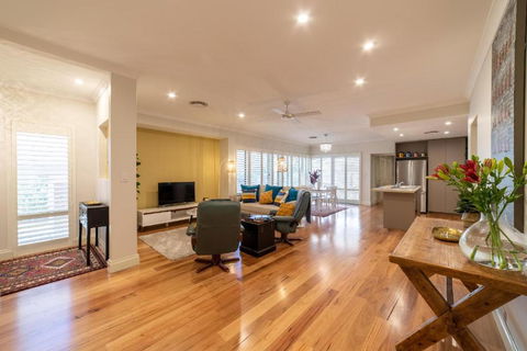 Greenmount Getaway - Whitsundays Accommodation 0