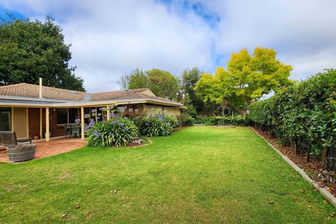 Hahndorf Home, Walk To Main St, Sleeps 8 - Whitsundays Accommodation 2