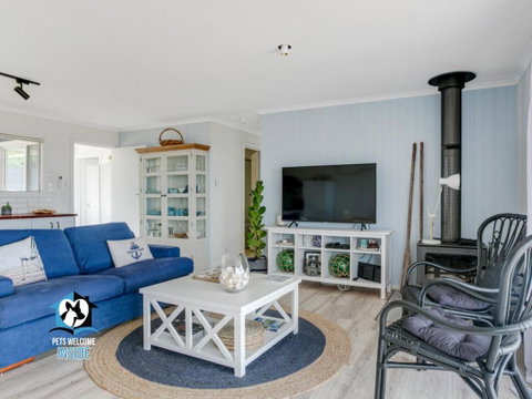 Hamptons Style Beachside Retreat With Ocean Views! - Whitsundays Accommodation 2