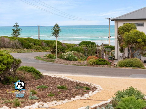Hamptons Style Beachside Retreat With Ocean Views! - Whitsundays Accommodation 0