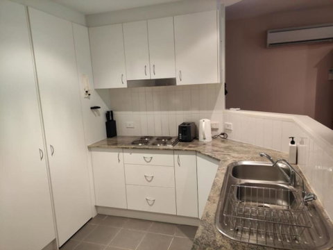 Ground Level 2BR 2BA Apartment W Courtyard - Whitsundays Accommodation 3
