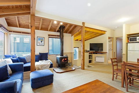 HAY SHED Chalet, Alpine-getaways - Whitsundays Accommodation 3