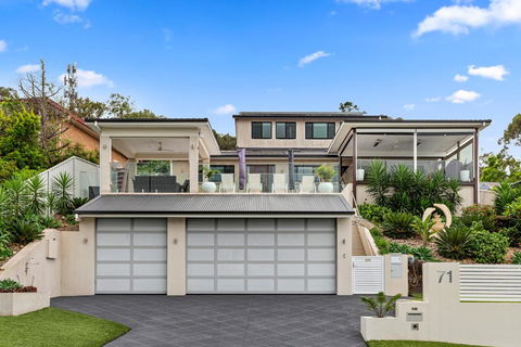 HEATed Pool, Lake & Beach, Luxury 5 B/R House - Whitsundays Accommodation 3