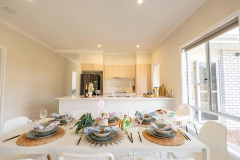Hidden Woodland Paradise, Spacious Backyard & BBQ - 2024 New Built Home Near Logan Hospital, Ikea & More - Whitsundays Accommodation 2