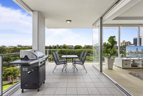 High-Floor 2-Bed CBD Unit With Views & Amenities - Whitsundays Accommodation 1