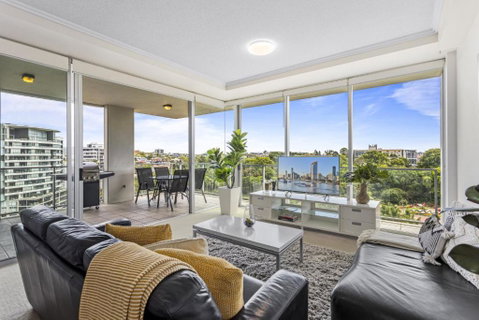 High-Floor 2-Bed CBD Unit With Views & Amenities - Whitsundays Accommodation 0