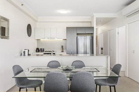 High-Floor 2-Bed CBD Unit With Views & Amenities - Whitsundays Accommodation 2