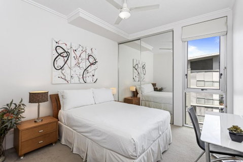 High-Floor 2-Bed CBD Unit With Views & Amenities - Whitsundays Accommodation 3