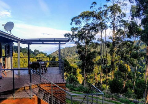 HILLSIDE HOUSE - Whitsundays Accommodation 0