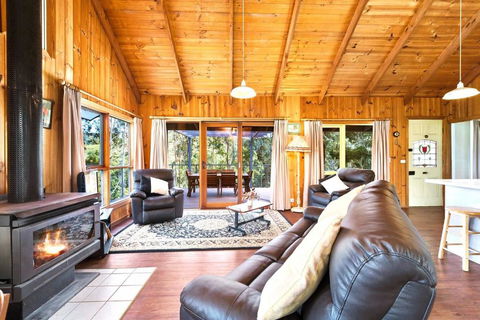 HILLSIDE HOUSE - Whitsundays Accommodation 3