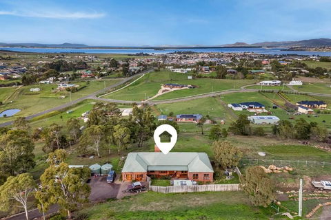 Hilltop Retreat, Water Views - Whitsundays Accommodation 1