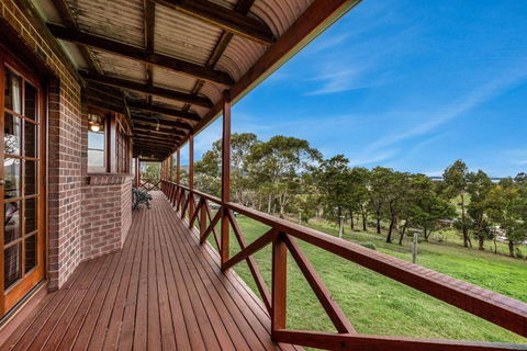Hilltop Retreat, Water Views - Whitsundays Accommodation 2