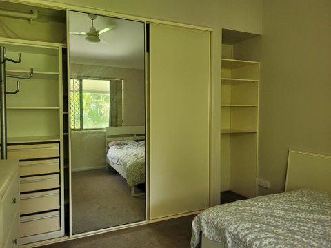 Holiday Style A Downstairs Room In Springwood Qld - Whitsundays Accommodation 3