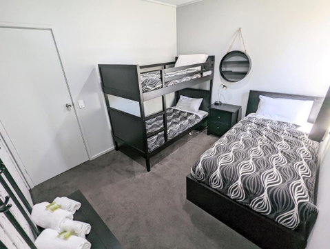 Homestead Motor Inn & Apartments - Whitsundays Accommodation 2