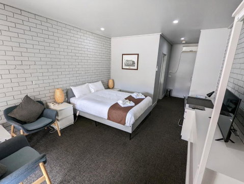 Homestead Motor Inn & Apartments - Whitsundays Accommodation 3