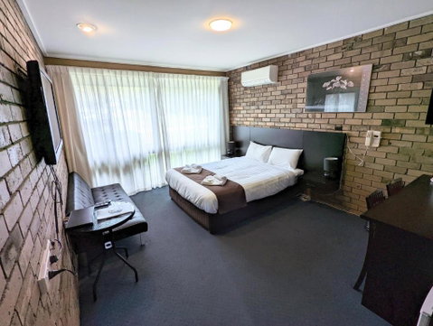 Homestead Motor Inn & Apartments - Whitsundays Accommodation 1