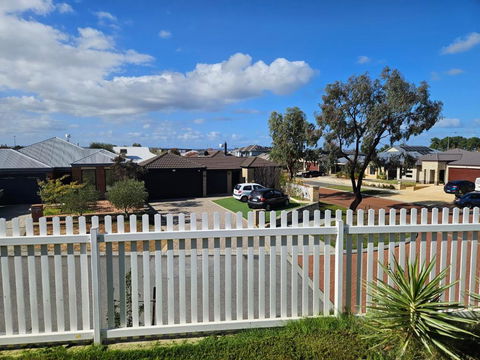 House In Ellenbrook - Whitsundays Accommodation 2