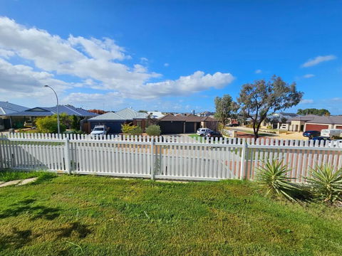 House In Ellenbrook - Whitsundays Accommodation 1