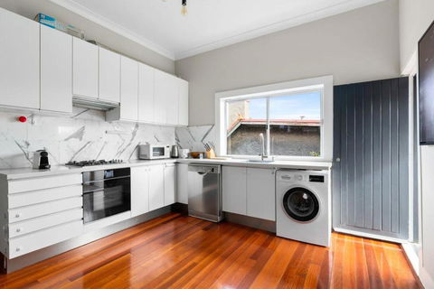 Huge Harbour View Apartment In Historic Home - Whitsundays Accommodation 3