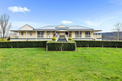 IRONBARK FARM Farmhouse On 52 Acres In The Scenic Yarra Valley - Whitsundays Accommodation 0