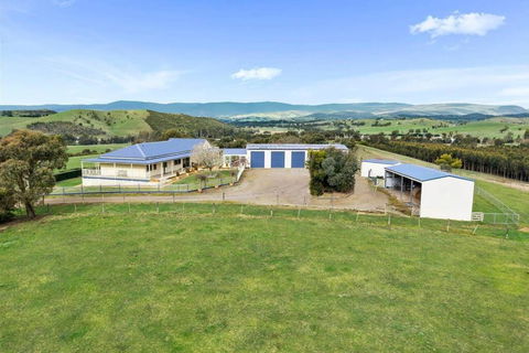 IRONBARK FARM Farmhouse On 52 Acres In The Scenic Yarra Valley - Whitsundays Accommodation 1